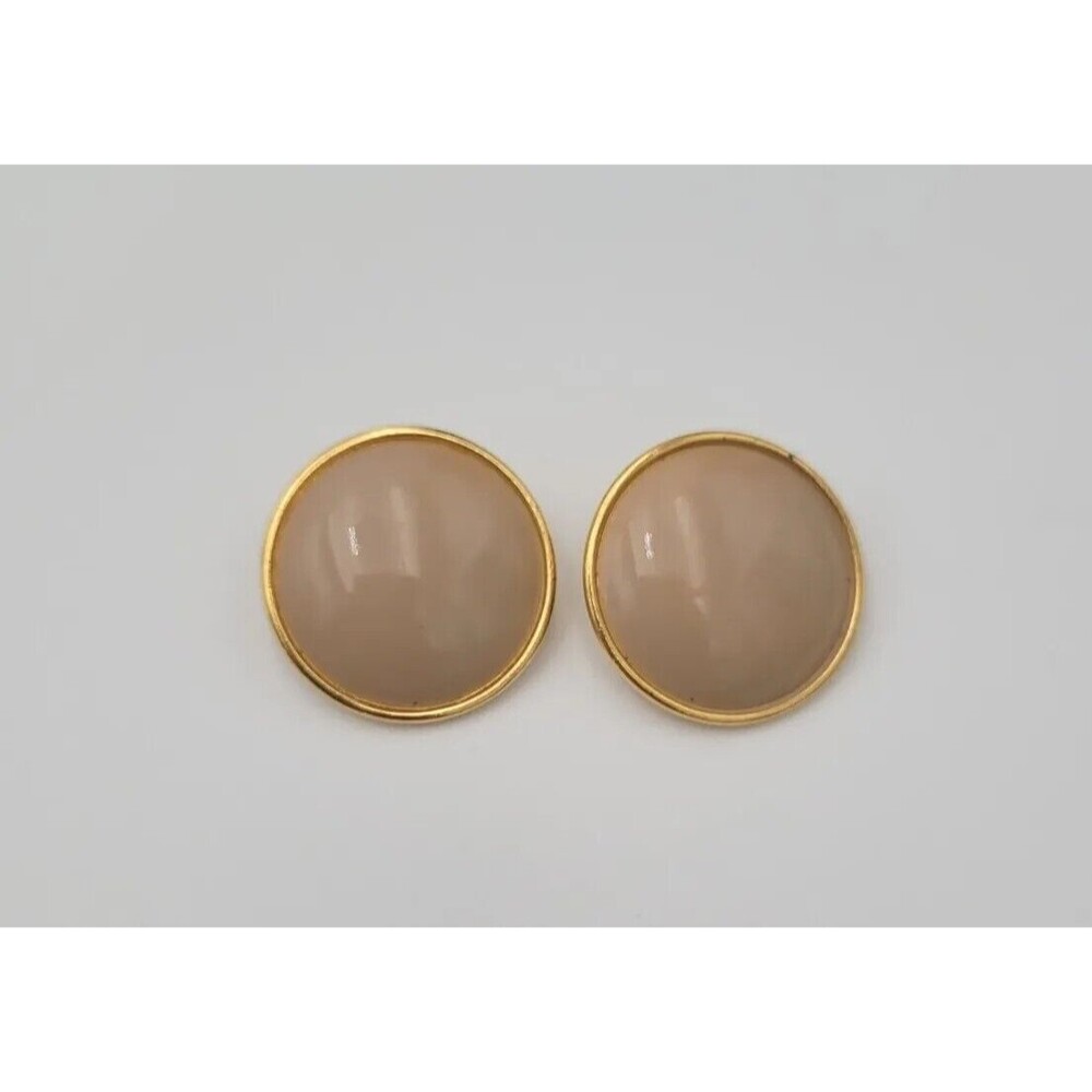 Vintage Trifari Signed Beige Acrylic Button Earrings Gold Tone‎ Clip Ons